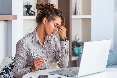 Im Homeoffice treten häufig Kopfschmerzen auf.