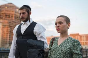 "Unorthodox"-Star Shira Haas (r.) ist für einen Golden Globe nominiert.