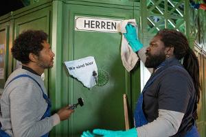 "Herren": Ezequiel (Tyron Ricketts, l.) will nicht das machen, was Reynaldo (Komi Mizrajim Togbonou) von ihm verlangt