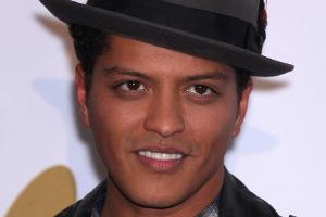 Inwiefern der Täter auch optisch Ähnlichkeiten mit Bruno Mars hat, ist bislang nicht bekannt.