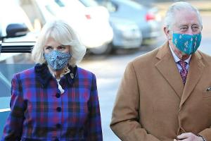 Prinz Charles und Herzogin Camilla bei der Besichtigung eines Impfzentrums.