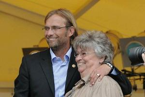 Der damalige Meistertrainer Jürgen Klopp (Borussia Dortmund) mit seiner Mutter "Liesbeth" beim Empfang auf dem Sportgelände ...
