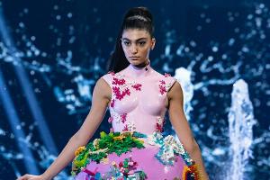 Soulin auf dem Catwalk in einem Kleid von Marina Hoermanseder