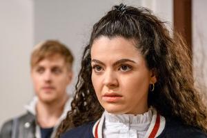 "Sturm der Liebe": Shirin (r.) platzt mit Max in die WG, um Maja zu Hilfe zu kommen