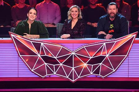 Carolin Kebekus (li.) sitzt für die erste 