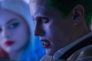 Jared Leto soll am Set von "Suicide Squad" nicht nur als Joker auf verrückte Ideen gekommen sein - zum Leidwesen von Margot ...