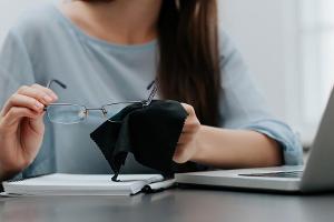 Durchblick dank Mikrofaser - Reinigungstücher sind ständige Begleiter von Brillenträgern.