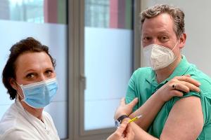 "Hirschhausen als Impfproband": Eckart von Hirschhausen lässt sich von Studienleiterin Professor Dr. Clara Lehmann (Uniklini...