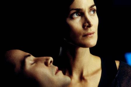 Keanu Reeves und Carrie-Anne Moss in 