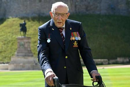 Tom Moore bei der Verleihung seines Ritterordens im Juli 2020.