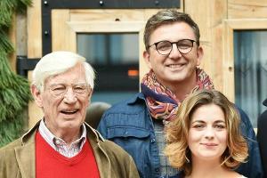 Die Schauspieler Siegfried Rauch (l.), Hans Sigl und Ronja Forcher bei einem Fototermin im Jahr 2017 anlässlich der 100. Fol...