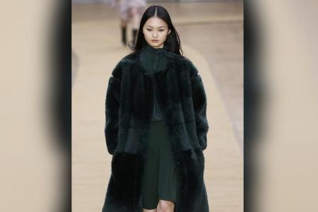 Bermudashorts können richtig gestylt auch im Winter getragen werden.