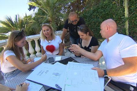 Kleinkrieg auf der Baustelle in Monaco: Shania (li.) und Davina (2.v.re.) sind sich uneinig, wer das schönere Zimmer bekommt