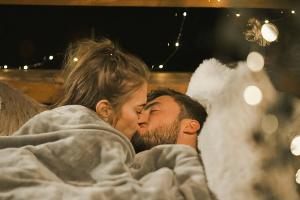 Mimi und "Bachelor" Niko küssen sich