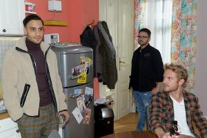 "GZSZ": Während Tuner (M.) und Paul (r.) glauben, dass Nihat (Timur Ülker) sich nie ändern wird, fragt der sich resigniert, ...