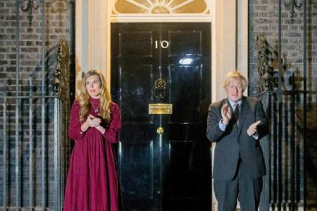 Auch Premierminister Boris Johnson und seine Verlobte, Carrie Symonds, klatschten vor 10 Downing Street für den verstorbenen...