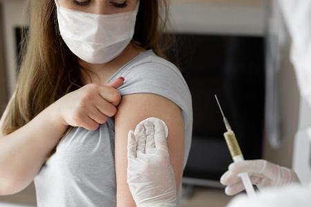 Eine junge Frau wird geimpft