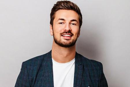 Nicolas Puschmann tritt mit einem Mann bei 