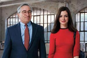 "Man lernt nie aus": Für Jules (Anne Hathaway) wird Ben (Robert De Niro) zu einem unverzichtbaren guten Freund