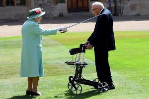 Queen Elizabeth II. schlug Captain Tom Moore zum Ritter.
