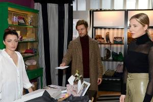 "GZSZ": Emily (l.) und Sunny reagieren betroffen, als Philip seine Trennung von der Familie zementiert