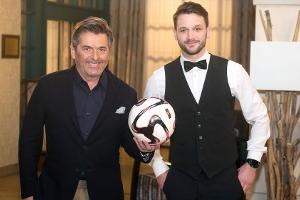 Thomas Anders (li.) wird von Autogramm-Jäger David verfolgt.