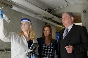 "Der Staatsanwalt: Schlag auf Schlag": Dr. Engel (Astrid Posner, l.), Hauptkommissarin Klar (Fiona Coors) und Oberstaatsanwa...