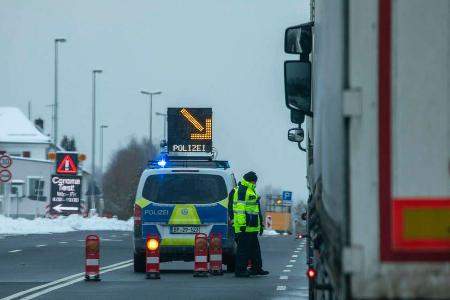Die Polizei führte vorübergehende Grenzkontrollen zu Tirol und Tschechien ein.