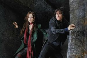 "Mortal Engines: Krieg der Städte": Hester Shaw (Hera Hilmar) und Tom Natsworthy (Robert Sheehan) müssen um ihr Leben fürchten.
