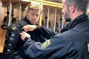 Henning Baum geht unter die echten Polizisten.