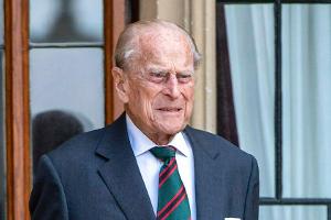 Prinz Philip wird ärztlich versorgt.