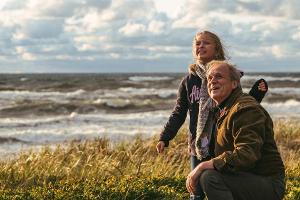 "Meeresleuchten": Thomas Wintersperger (Ulrich Tukur) mit Max' Enkelin Lena (Ksenija Sisko) beim Drachensteigen an der Ostsee.