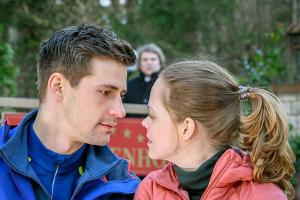 "Sturm der Liebe": Bela (M.) beobachtet eifersüchtig einen Moment der Nähe zwischen Lucy und Paul