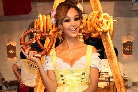 Verona Pooth im Couture-Dirndl von Kathie Rezalou.