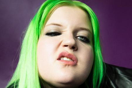 Ihre neongrünen Haare sind Almas Markenzeichen.
