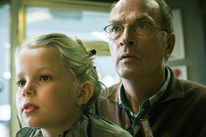 "Toter Winkel": Karl Holzer (Herbert Knaup) ist entsetzt, welche Lieder seine kleine Enkelin Nora (Eve Marie Gleißner) singt