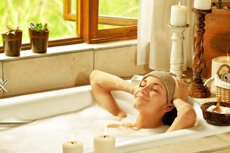 Licht und Pflanzen sorgen für gemütliche Stimmung im Bad