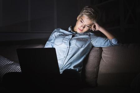 Durch blaues Displaylicht kann die Haut an Spannkraft verlieren.