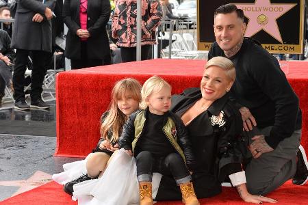 Pink mit ihrer ganzen Familie auf dem Hollywood Walk of Fame