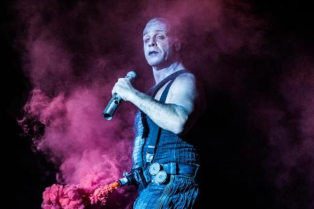 Rammstein während eines Auftritts in Moskau.