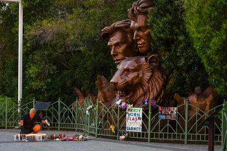 Trauernde Fans legen auf dem Las Vegas Strip vor einem Siegfried-und-Roy-Denkmal Kerzen nieder.