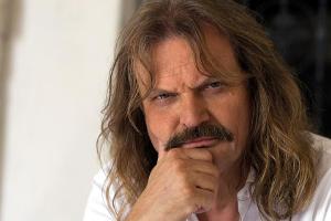 Leslie Mandoki hat in der Corona-Isolation seine Bibliothek umgeräumt.