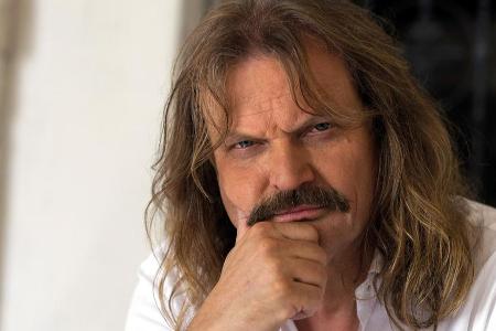 Leslie Mandoki hat in der Corona-Isolation seine Bibliothek umgeräumt.