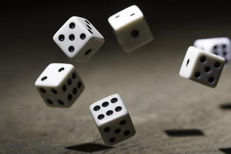 Würfelspiele können ein großartiger Zeitvertreib sein (Symbolbild)