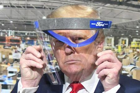 Donald Trump mit einer Ford-Maske beim Besuch eines Werks in Michigan.