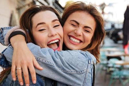 So sehr es einen auch überkommt: Derartige Umarmungen sind momentan leider absolut tabu