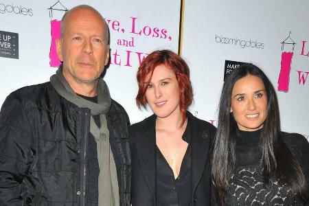Demi Moore (r.) und Bruce Willis verbringen ihre Corona-Isolation zusammen - hier mit Tochter Rumer