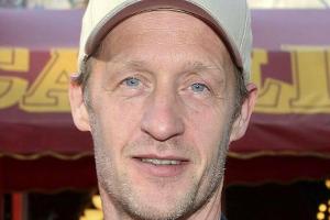 Schauspieler Stephan Kampwirth lässt sich die Laune durch Corona nicht verderben.