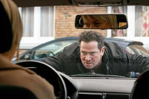 "Alles was zählt": Marian versucht Kim aufzuhalten.