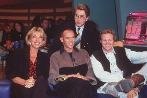 Frank Elstner (hinten) prägte Jahrzehnte der deutschen Fernsehgeschichte. Hier ist er unter anderem mit Stefan Raab (r.), ei...